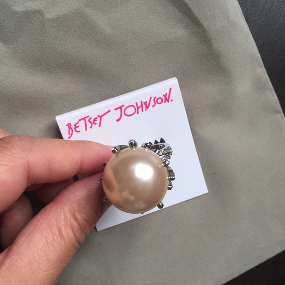 Betsey Johnson faux pearl ring. Size 7 - Picture 3 of 4